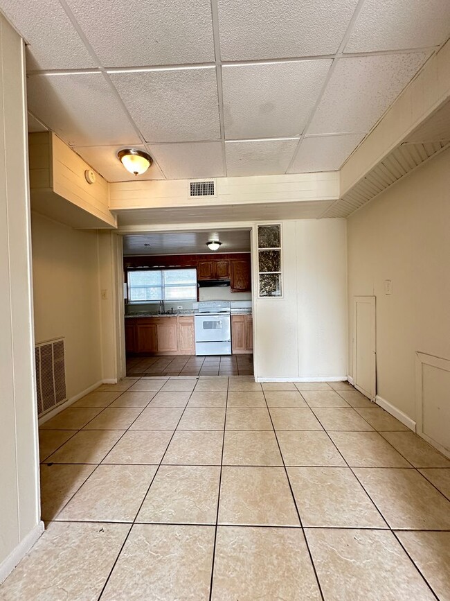 Building Photo - Spacious 5-Bedroom Single Family Home in H...