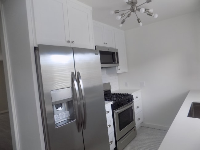 Photo - 646 S Barrington Ave Apartment