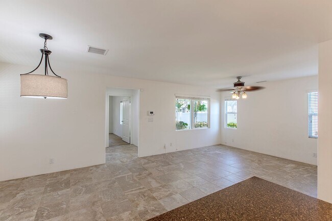 Foto del edificio - Stunning 4 Bedroom with 3 Bathroom Home in...