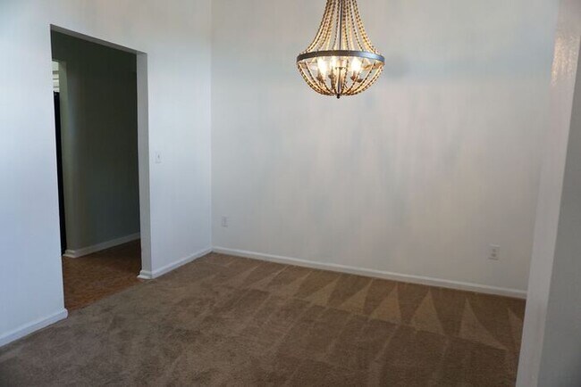 Foto del edificio - 3 Bedroom 2 Bathroom home with Garage Near...