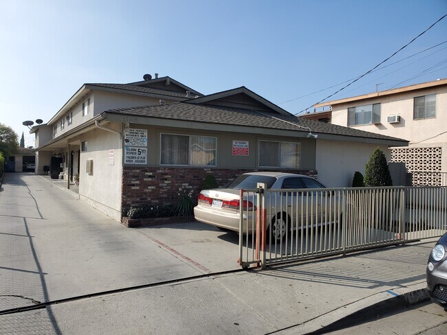 Building Photo - 4022 Live Oak St