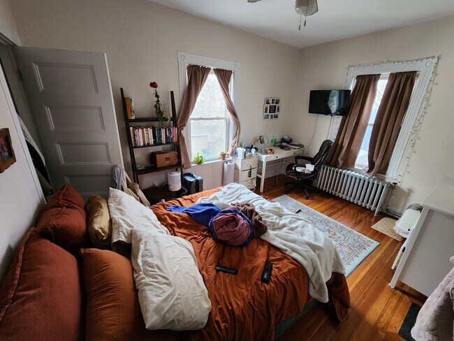 Building Photo - 134 Brooks St