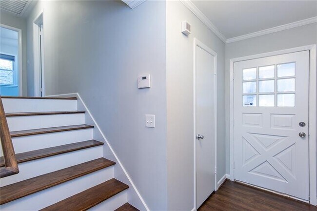 Building Photo - 2585 Raintree Dr NE