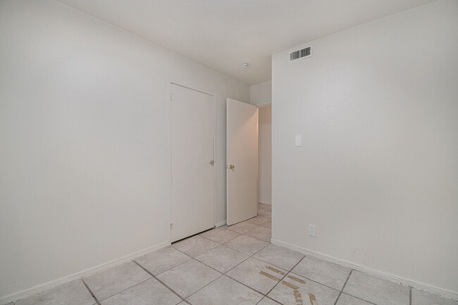 Building Photo - 126 Saint Robert Dr