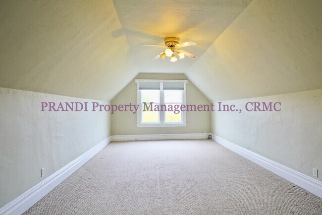 Foto del edificio - Upstairs 1 Bed, 1 Bath Unit with Bright an...