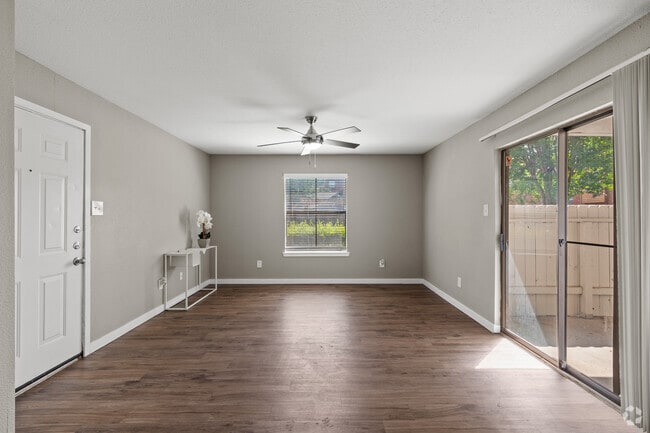 2BR, 2BA - 862SF - Living - Clarewood Apartments