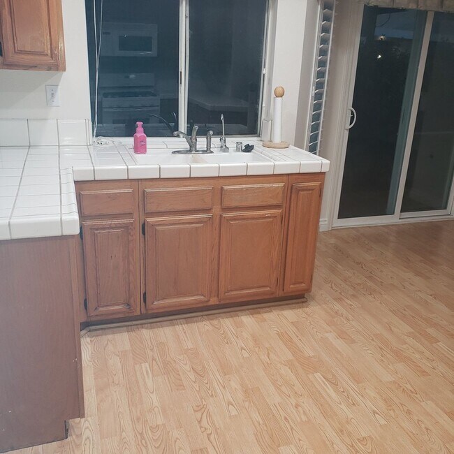 Building Photo - ELECTRICITY INCLUDED! 3bed 2.5 bath in But...