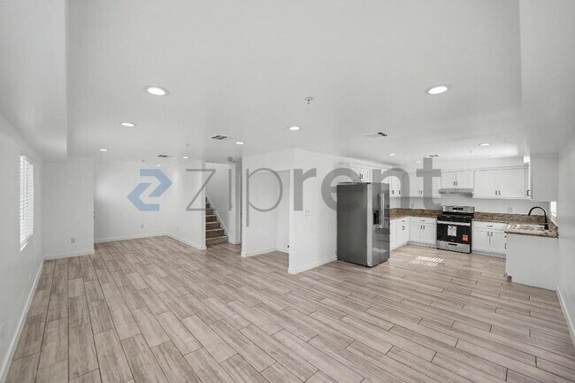 Building Photo - Unit