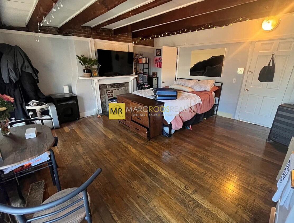 Primary Photo - 84 Myrtle St
