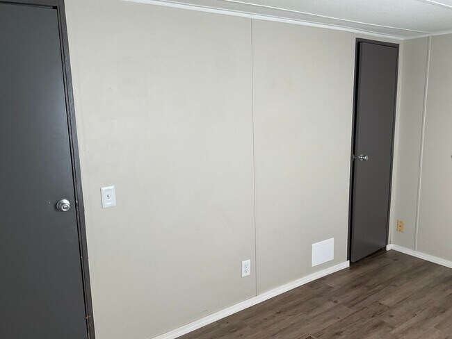 Foto del edificio - Lovely three bedroom two bath mobile home located minutes from the Camp Lejeune back gate in Hubert.