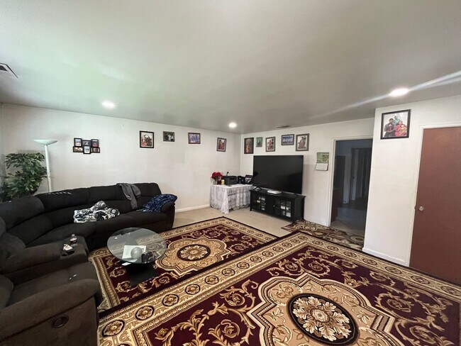 Foto del edificio - Large 2-Story Home Close to Downtown