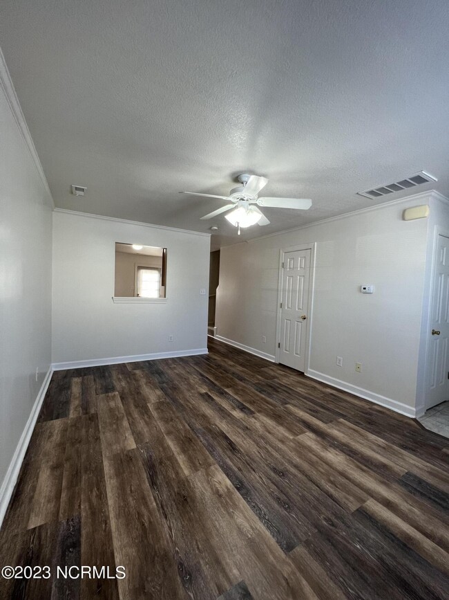 Building Photo - 106 Streamwood Dr