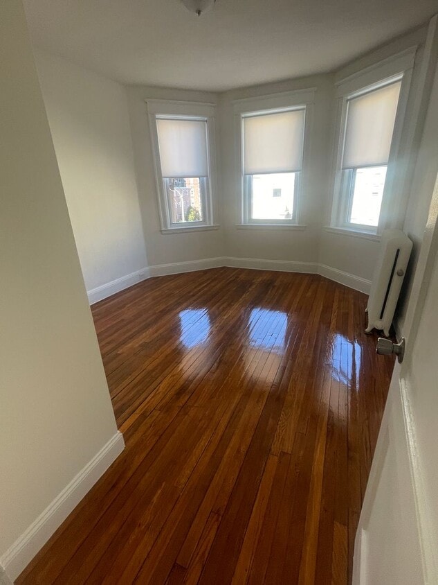 NO FEE Brand New Beautiful Split 2 bed with Stainless Kitchen, New Floors Sunny NICE ONE! NO FEE - NO FEE Brand New Beautiful Split 2 bed with Stainless Kitchen, New Floors Sunny NICE ONE! NO FEE