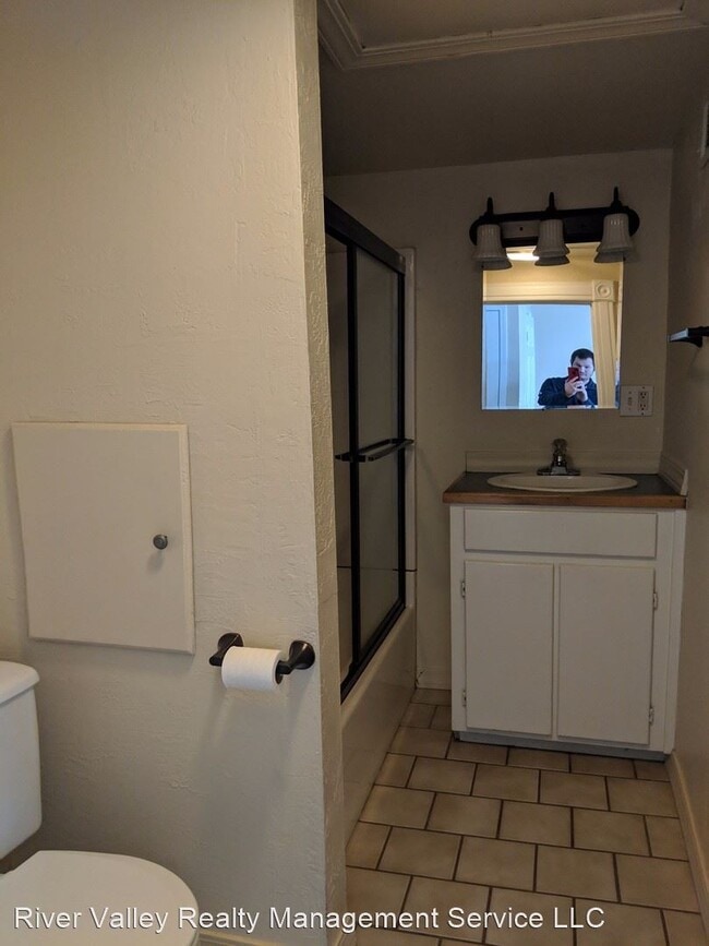 Building Photo - 1 br, 1 bath House - 319 W B Street  - res...