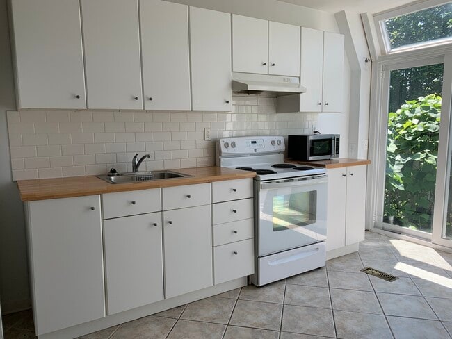 Building Photo - 484 Brock Av