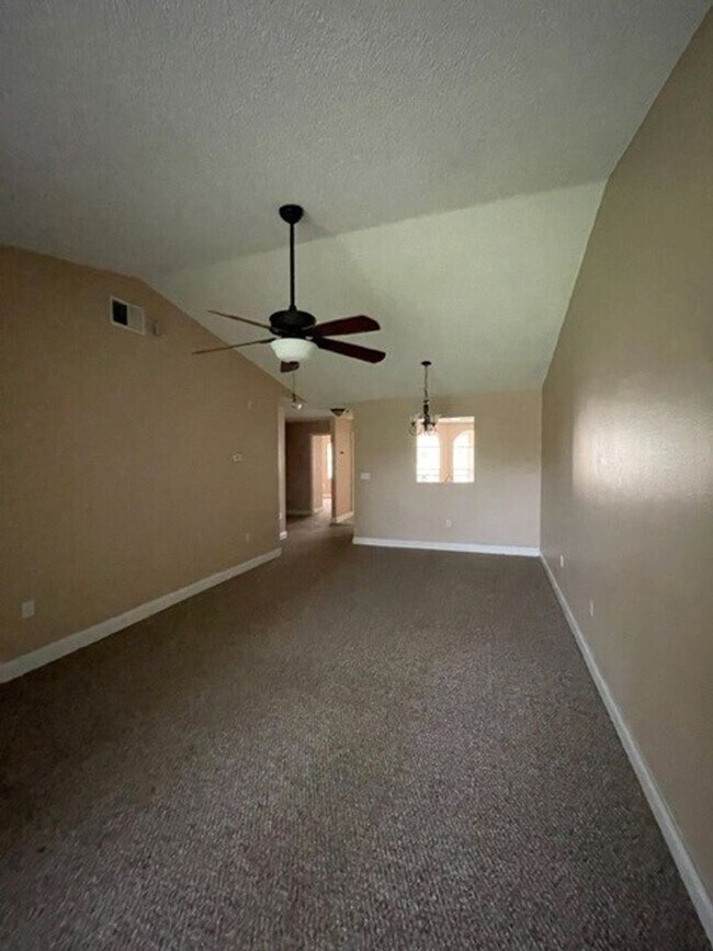 Building Photo - 2 Bedroom 2 Bathroom Condo in West Kissimmee!