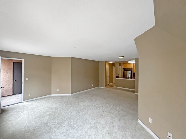 Building Photo - Modern 2B/2BA Condo with Balcony & Ameniti...