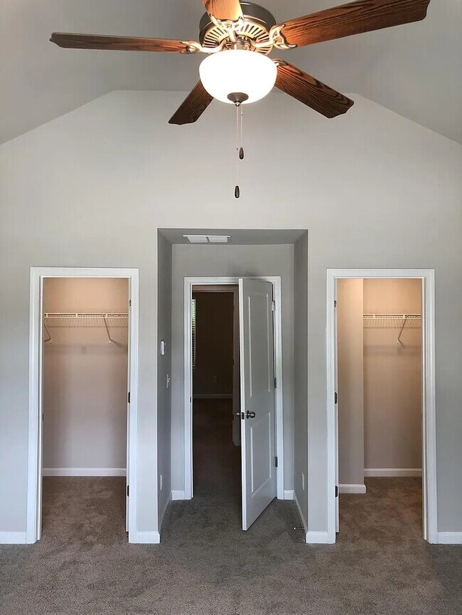 Foto del edificio - 1155 Oak Hollow Ln
