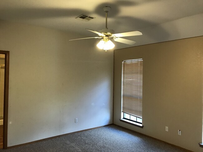Building Photo - 3 bed 2 bath in Moore Schools! Fresh paint and updates throughout!