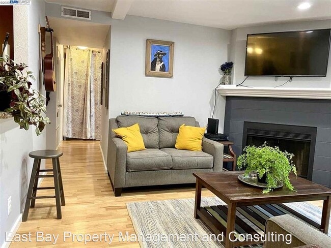 Building Photo - 2 br, 2 bath House - 945 Fletcher Ln. #314