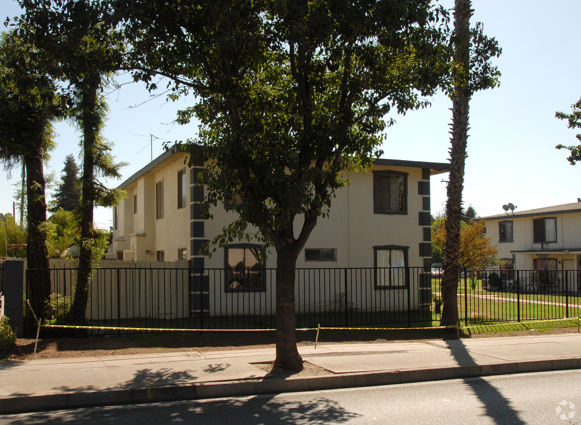 Building Photo - Garey Apartments