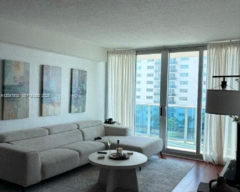 Foto del edificio - 7501 E Treasure Dr