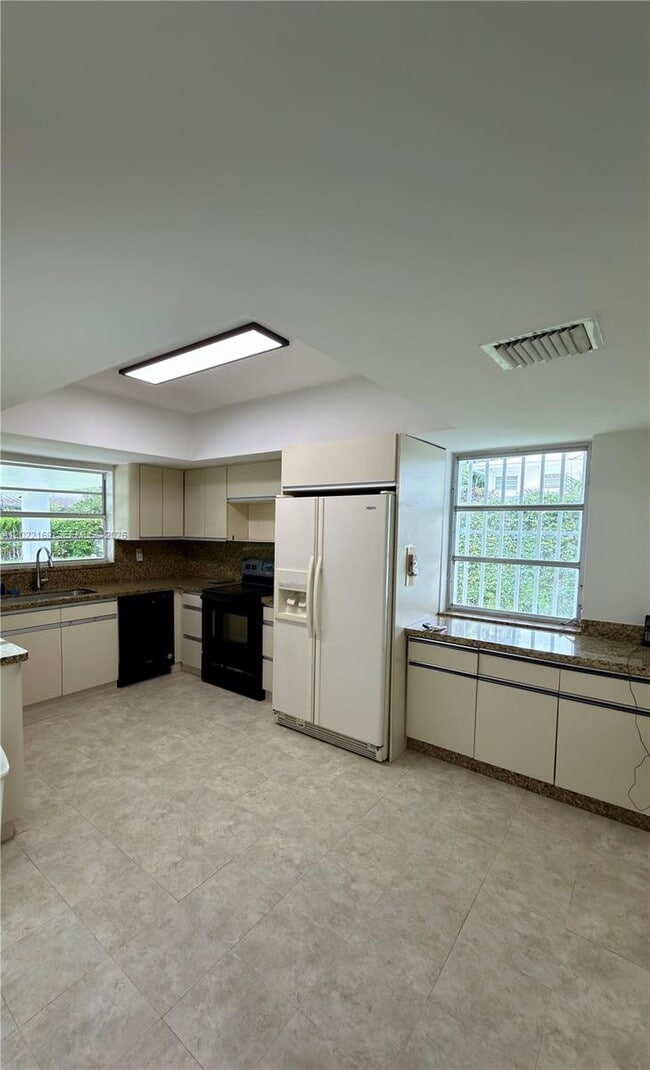 Building Photo - 7700 SW 52nd Ct