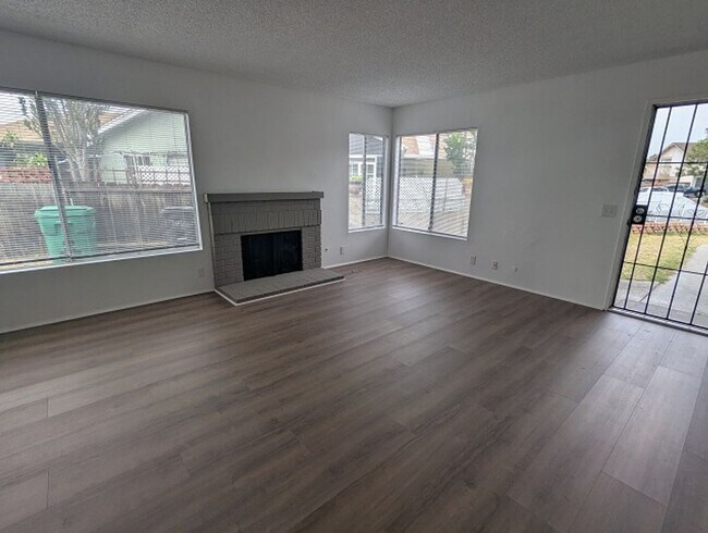 Building Photo - 4 Bedroom, 2 Bath - Single Story Home in P...