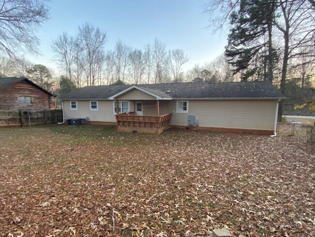 Foto del edificio - Ranch with fence, 2 car garage- Huntersville