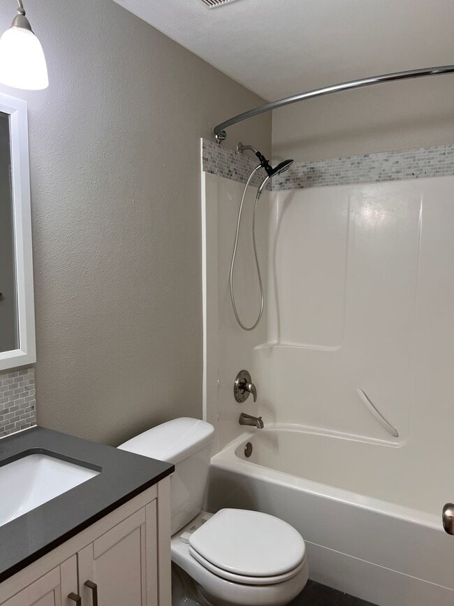 Building Photo - Private location in Crossroad Neighborhood!