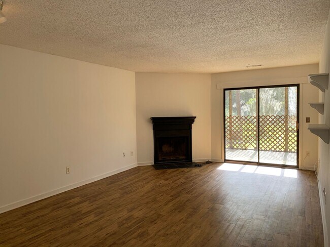 Foto del edificio - Move in Ready West Ashley Condo!