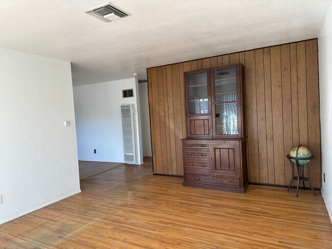 Building Photo - 3 Bedroom 1.5 Bath Rolando Park