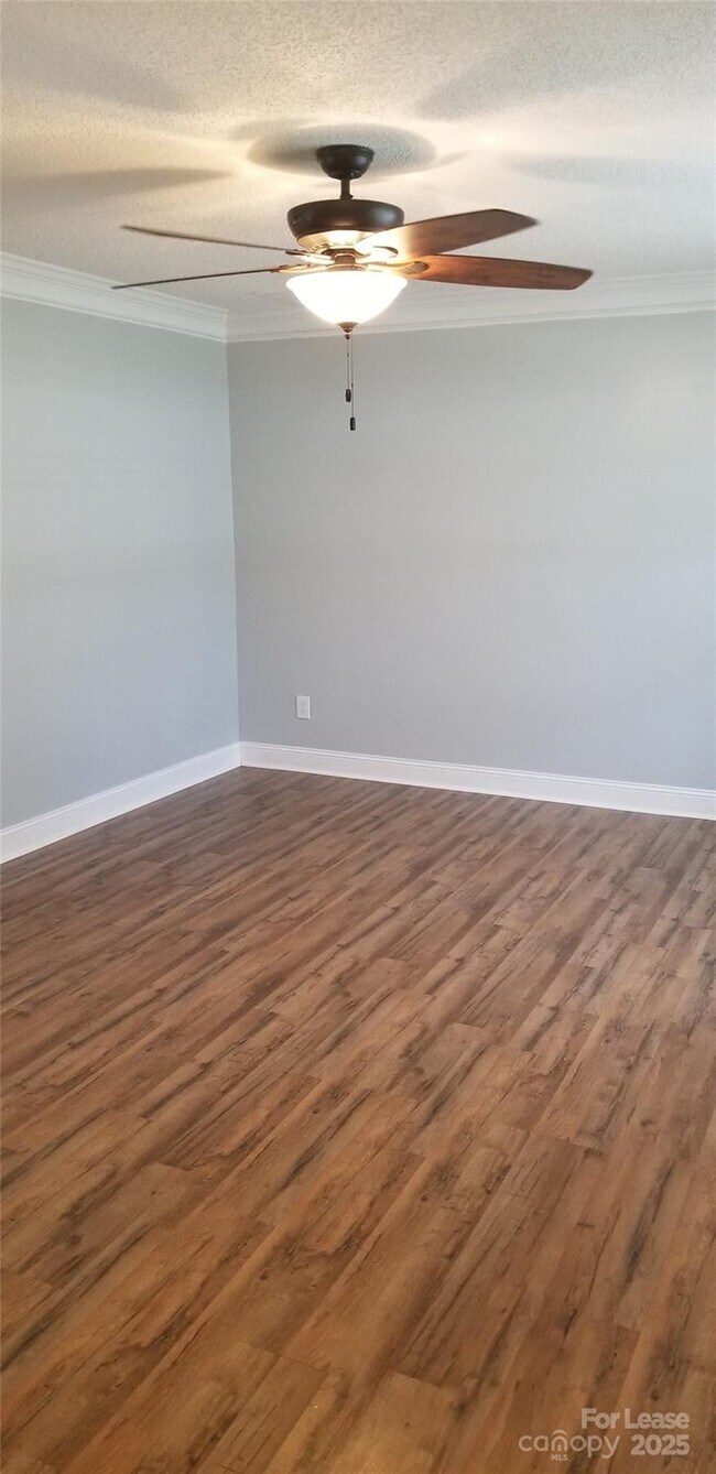 Foto del edificio - 853 Matthews School Rd