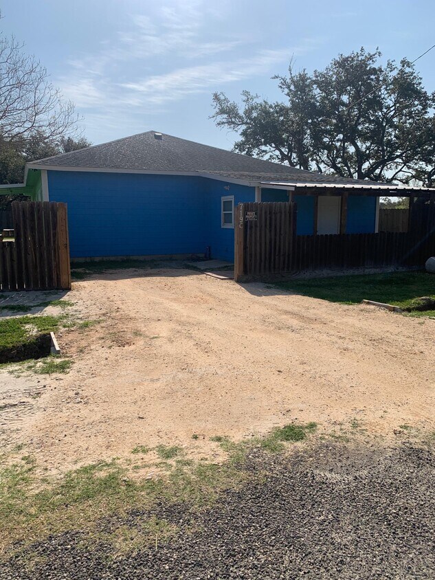 719 W Orleans St Unit C, Rockport, TX 78382 Apartments in Rockport