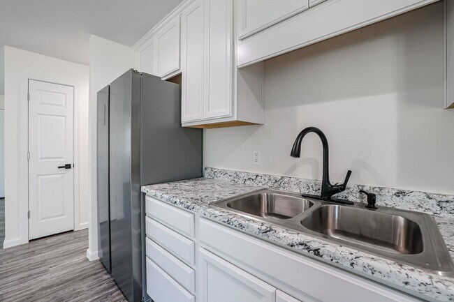 Building Photo - Newly Renovated Open Concept Home
