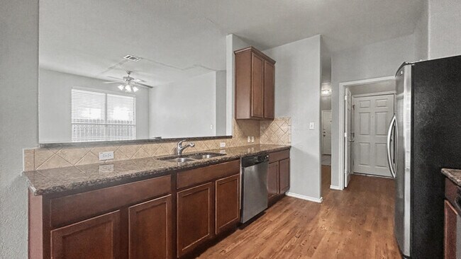 Building Photo - 3 Bed, 2 Bath Home with Garage & Fenced Yard / Pet-Friendly / Available now!