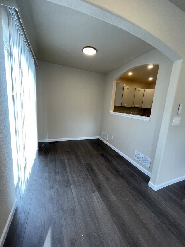Foto del edificio - "Charming 3-Bed Duplex with Granite Touch & Finished Basement in Lakewood!"