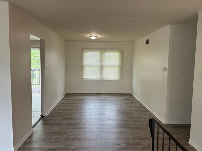 Building Photo - Spacious Updated 4 Bed 2 Bath with Garage Parking