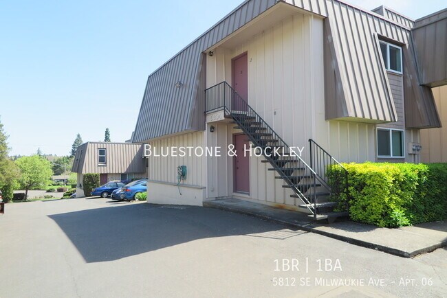 Building Photo - 5812 SE Milwaukie Ave