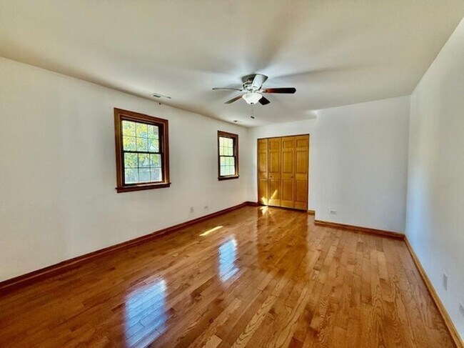 Foto del edificio - 4 bedroom in Naperville IL 60540