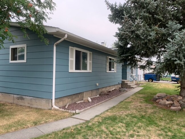 Building Photo - Cozy Stand Alone Home with Fenced Yard