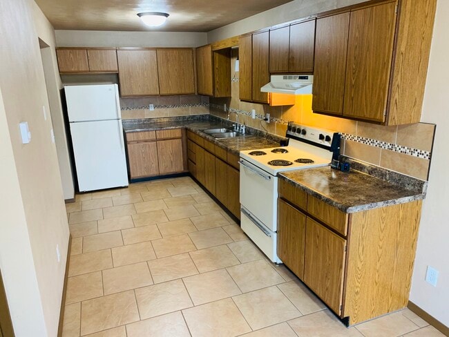 Large Kitchen - 1005 S Lake St