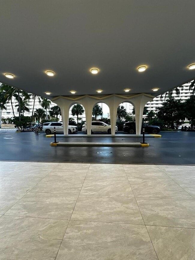 Foto del edificio - 5600 Collins Ave