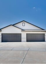 Building Photo - 588 E Martens Ct