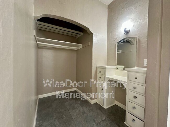 Foto del edificio - 1030 Leonard Ave