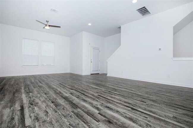 Building Photo - 441 Leo Ln