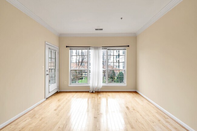 Foto del edificio - Beautiful 1 Bedroom 1 Bathroom Condo In Much Sought After Exchange At Van Dorn