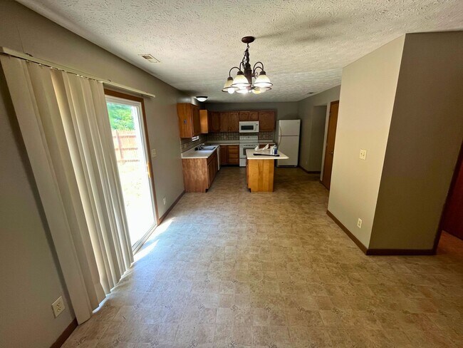 Building Photo - Beautiful 4 Bedroom Home!