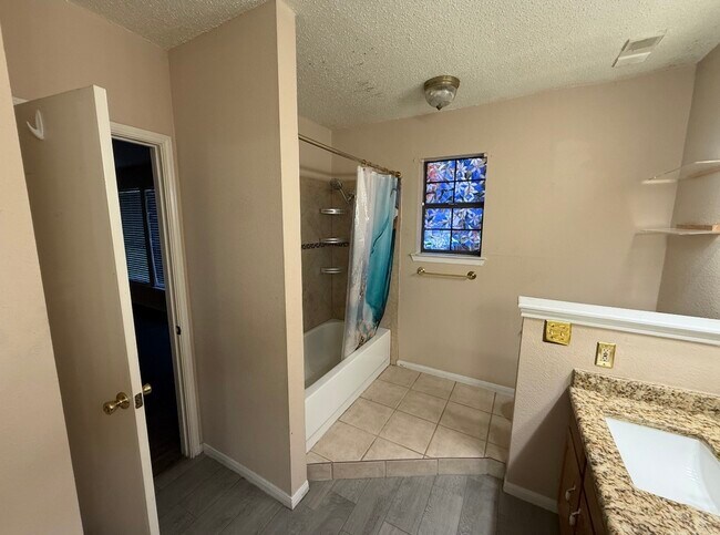 Foto del edificio - 2610 Encina Dr