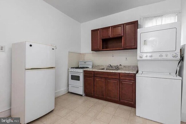 Building Photo - Bright 3 bed 1 bath!